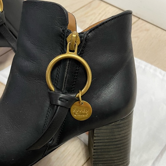 See by Chloe Louise Black Leather Logo Charm Elegant Ankle Boots Booties Sz 6 - Picture 4 of 5